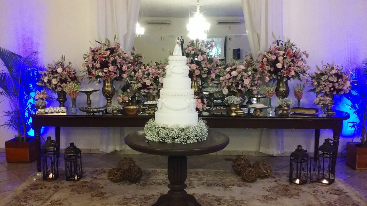 Mesa de casamento com bolo e doces decorados